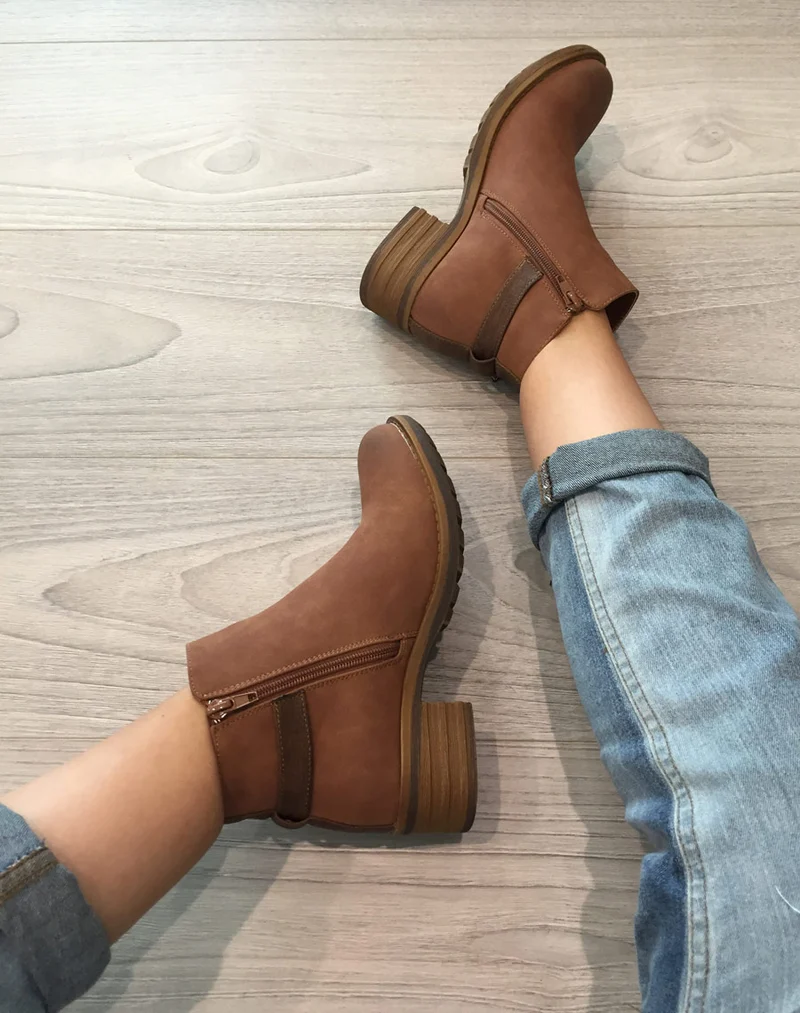 Bottines camelles avec lanière à boucle et motifs