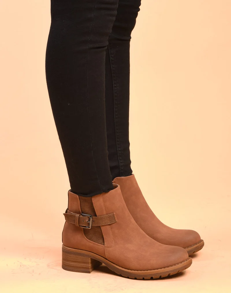 Bottines camelles avec lanière à boucle et motifs