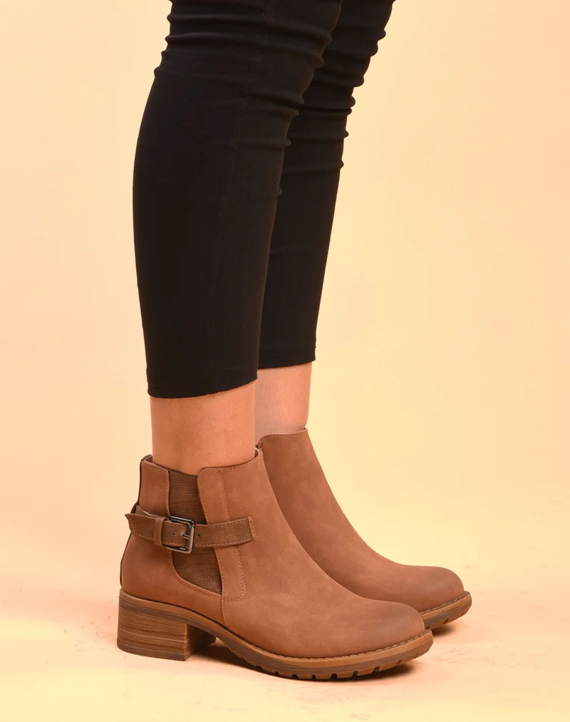 Bottines camelles avec lanière à boucle et motifs