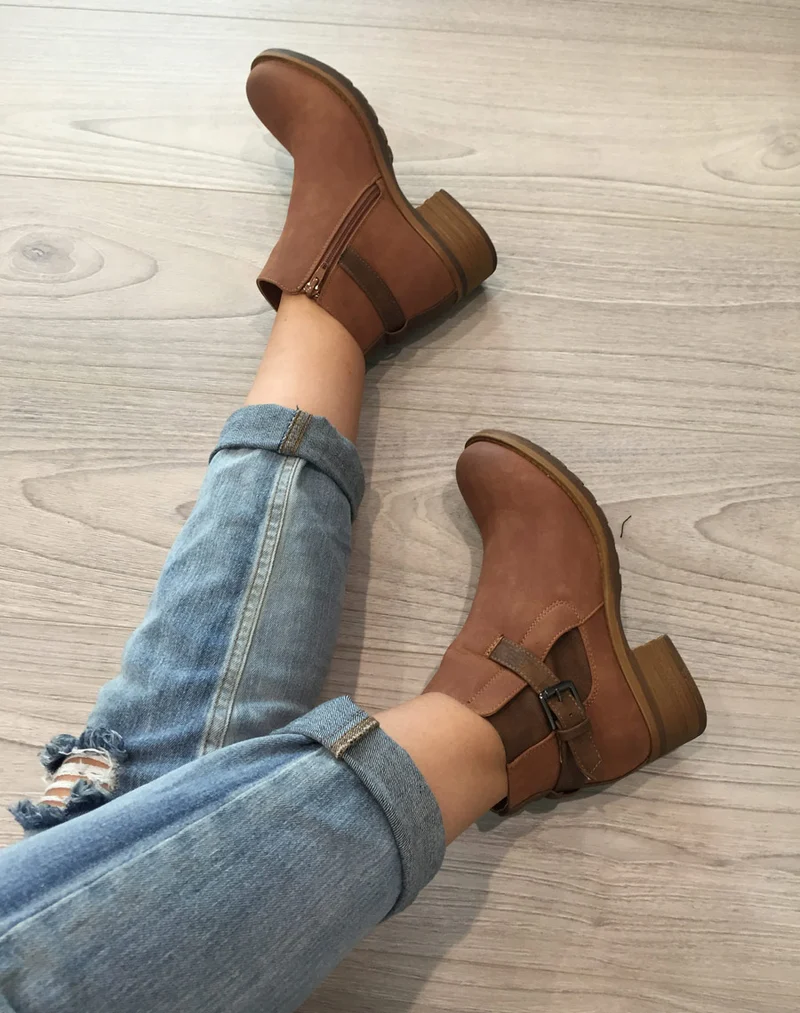 Bottines camelles avec lanière à boucle et motifs
