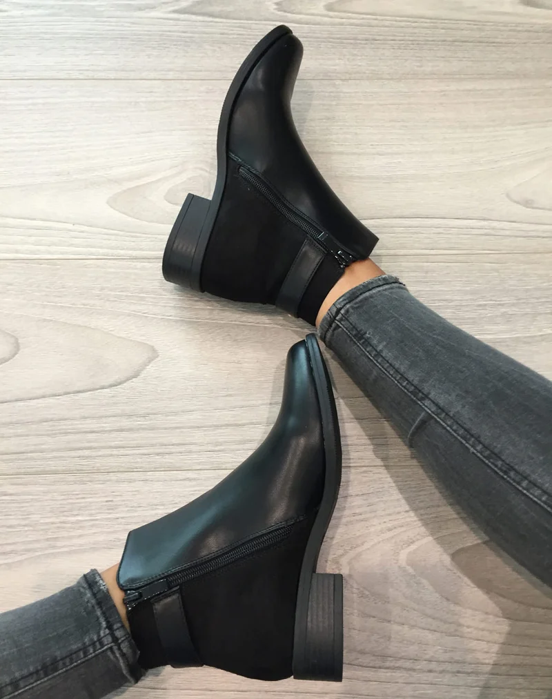 Bottines noires plates bi matières avec détails à l'arrière