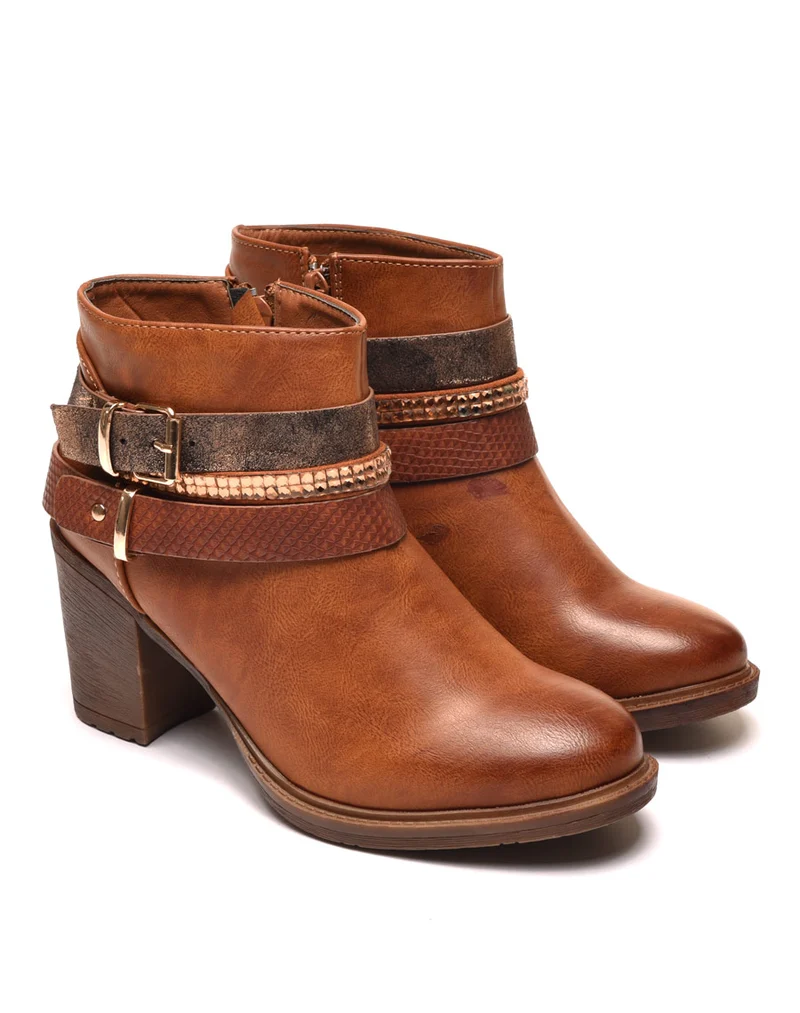 Bottines camel à talons avec différentes lanières