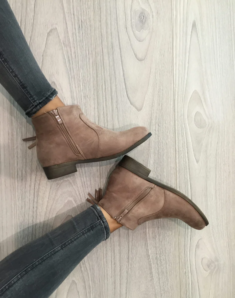 Bottines plates taupe avec pompons à franges