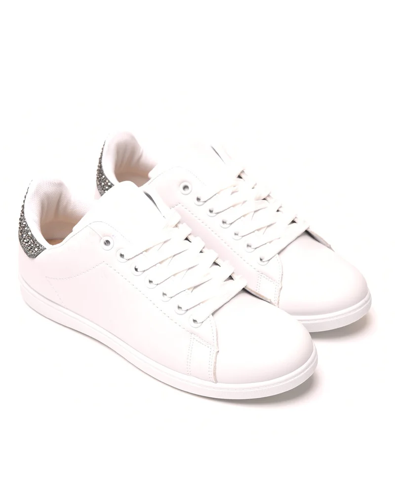 Baskets blanches avec détails strass noirs à l'arrière