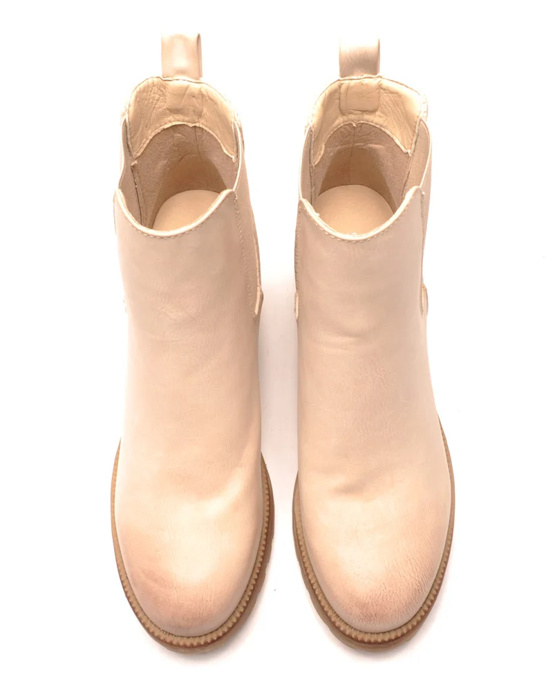 Magnifiques Chelsea boots beige effet patiné à l'avant
