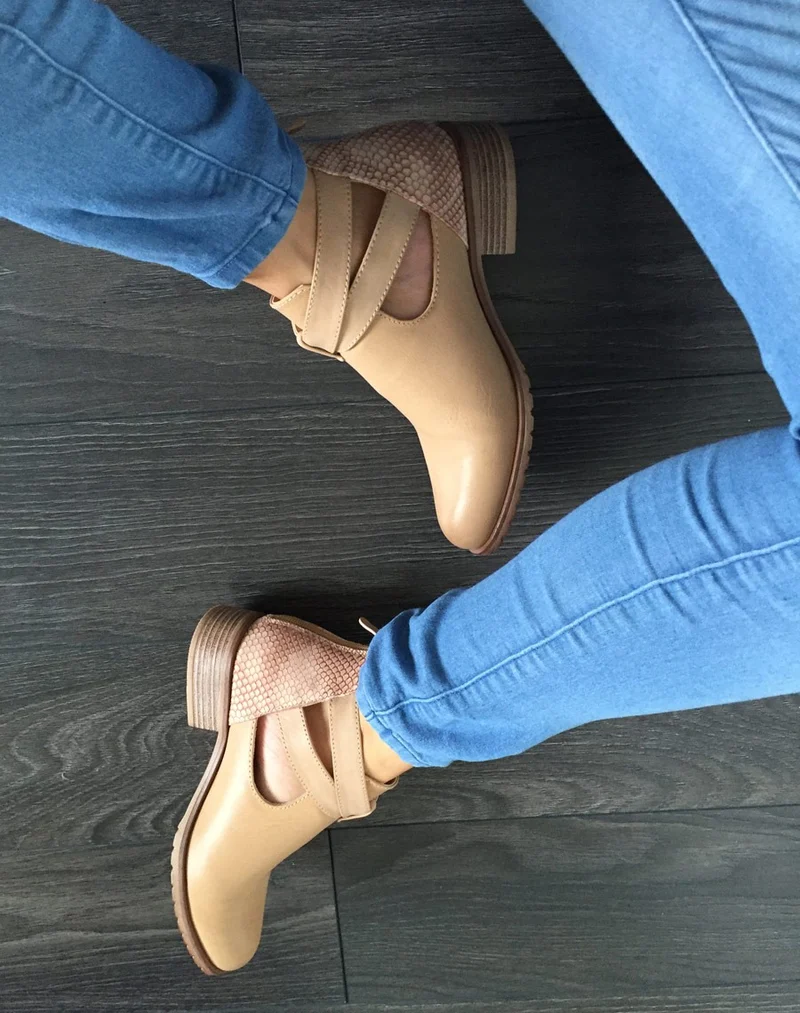 Bottines camel ajourées avec lanières