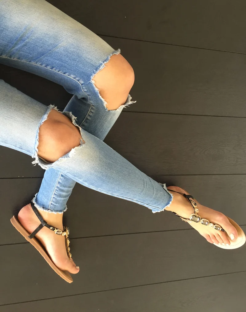 Nu-pieds avec pierre noir