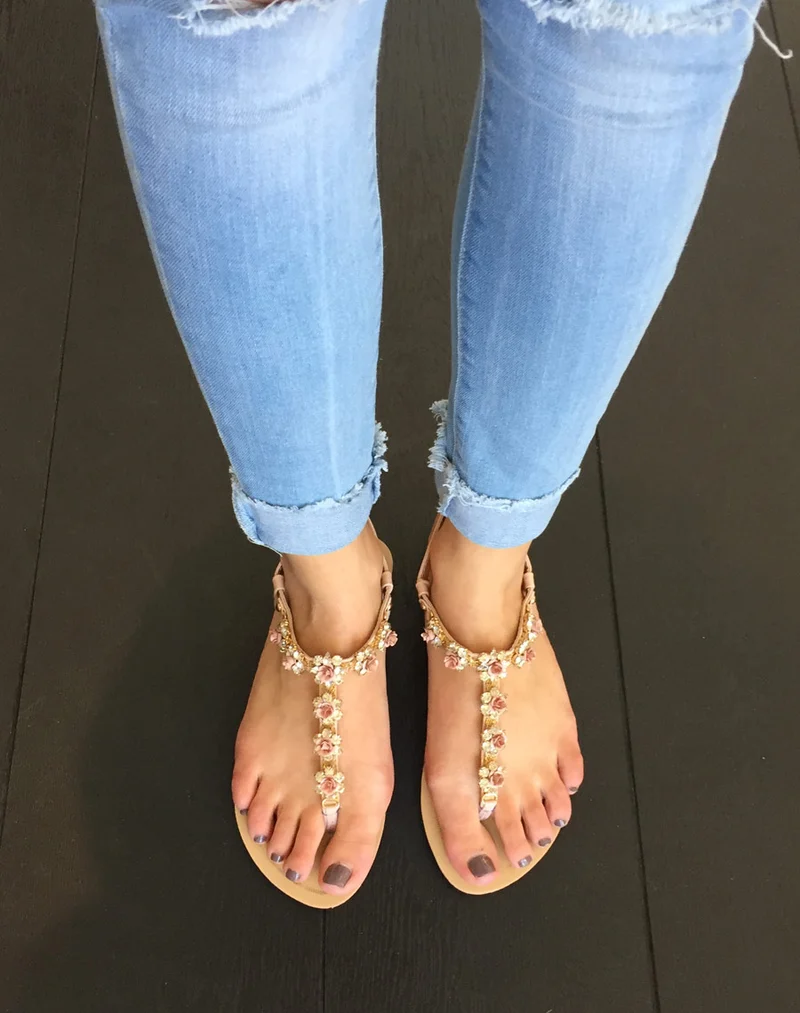 Sandale rose avec des perles en fleurs