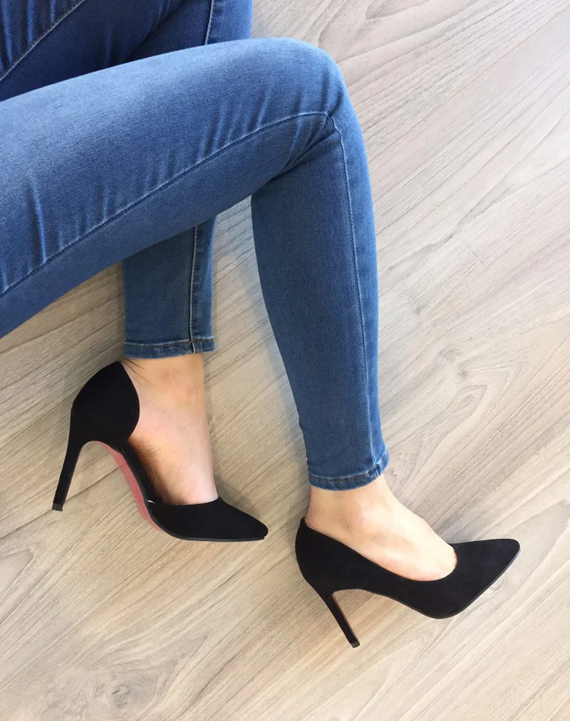 Escarpin noir asymétrique avec semelle rose