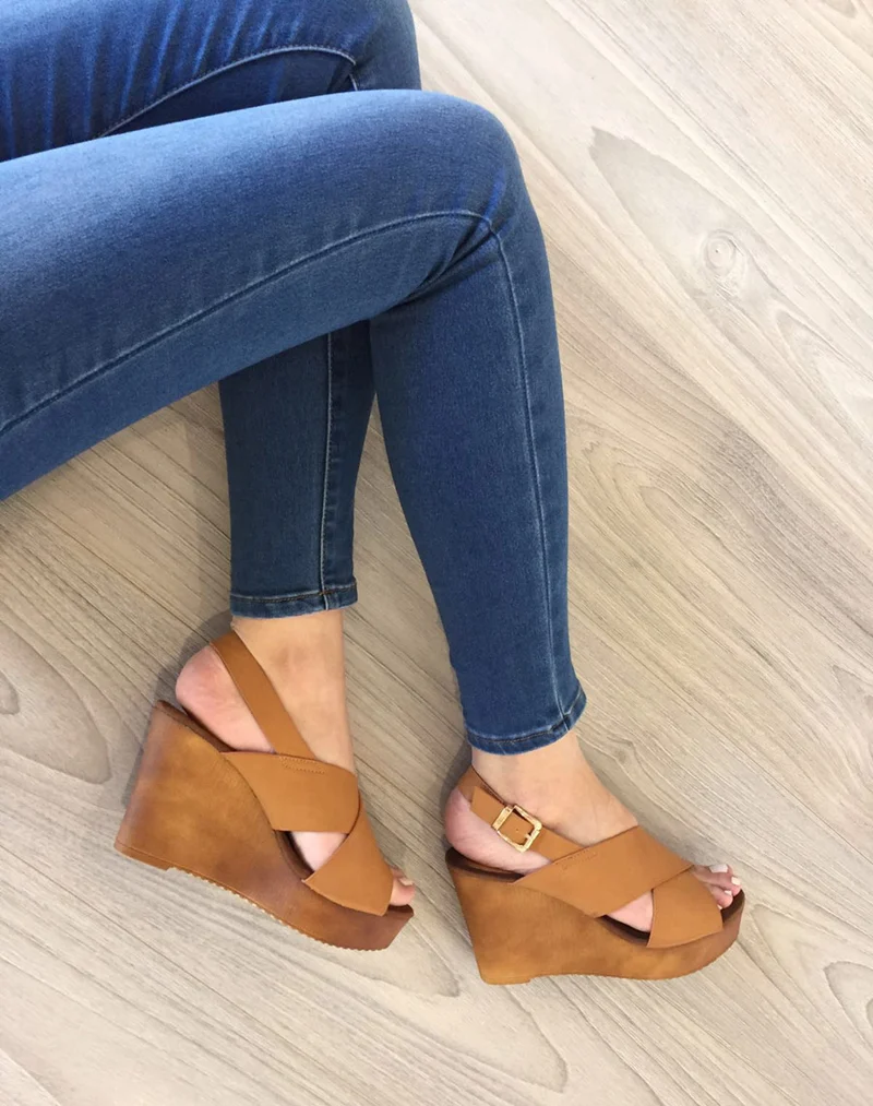 Sandale compensée camel à lanière