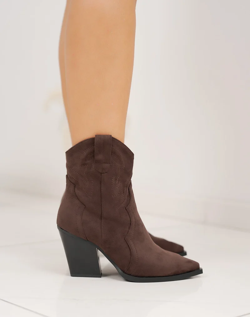 Bottines marron style santiags en suédine