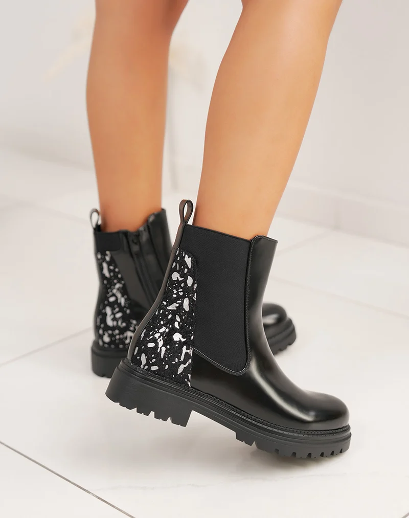 Bottines noires vernies style Chelsea à détail argenté