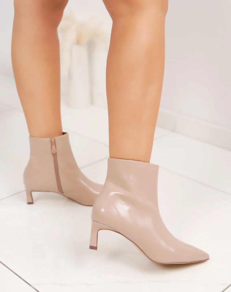 Bottines beige vernies à petit talon aiguille