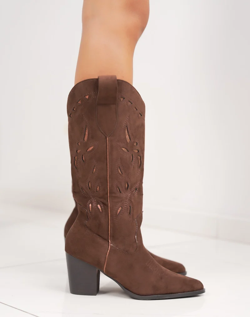 Bottes marron ajourées en suédine – esprit western revisité