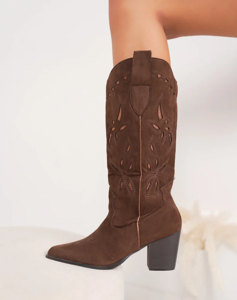 Bottes marron ajourées en suédine – esprit western revisité