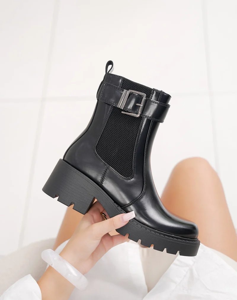 Bottines noires style Chelsea à sangle décorative – semelle crantée