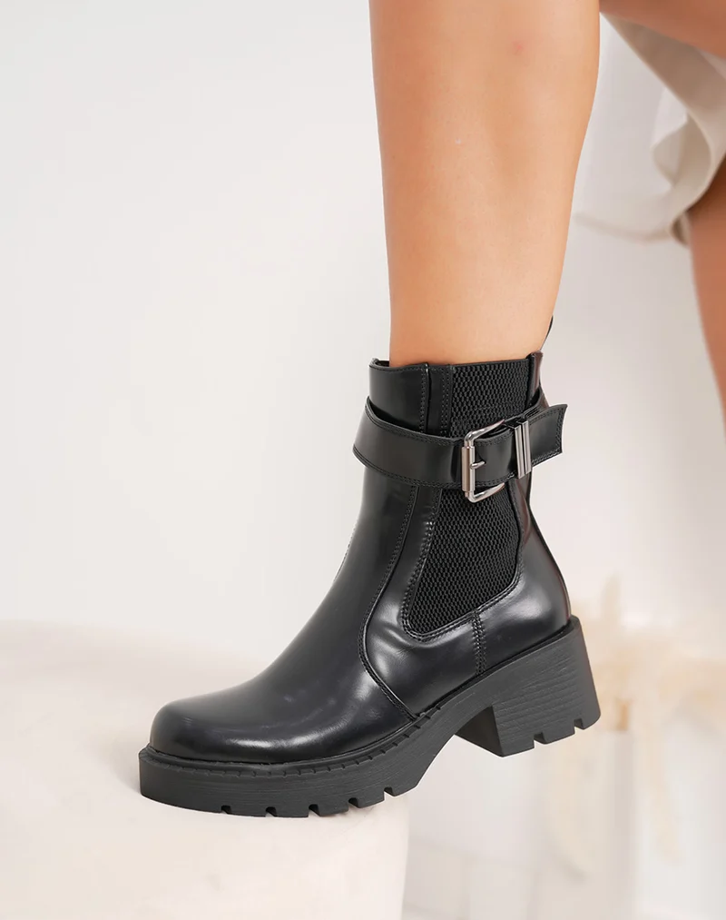 Bottines noires style Chelsea à sangle décorative – semelle crantée