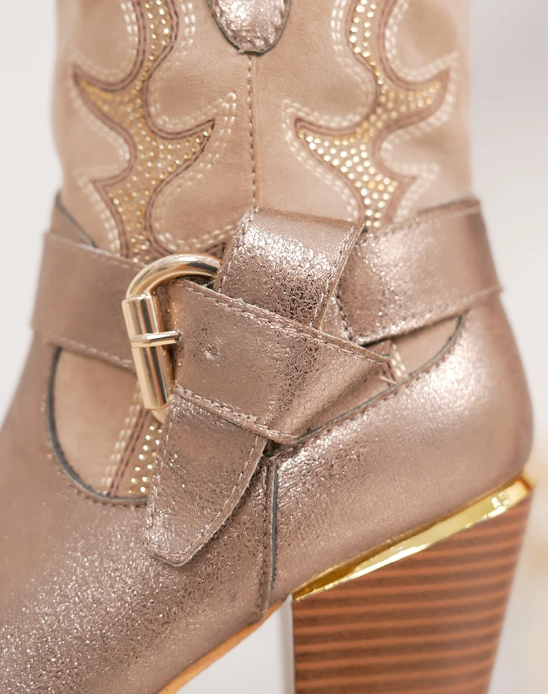 Bottines taupe style santiags à strass et boucle dorée