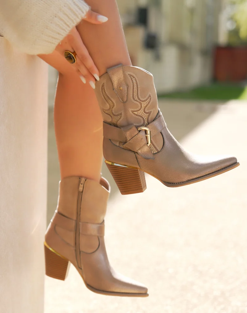 Bottines taupe style santiags à strass et boucle dorée