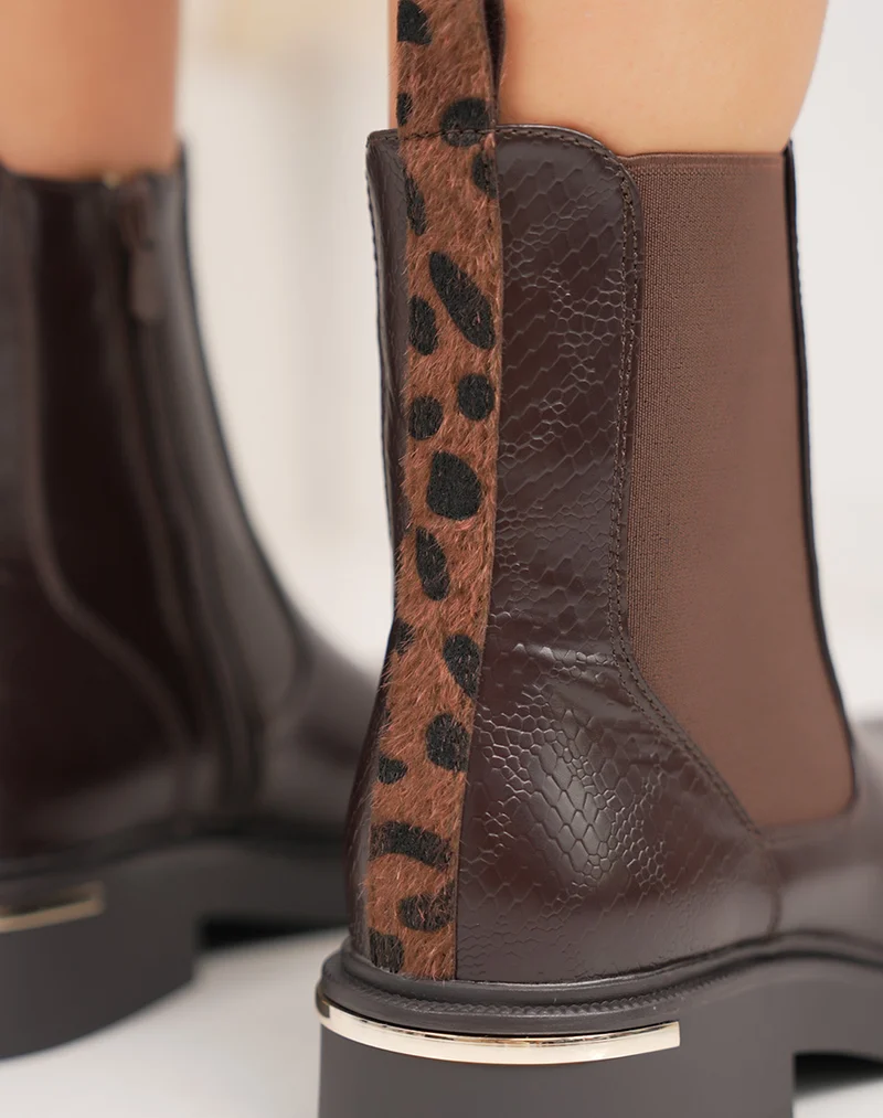 Bottines marron vernies style chelsea à effet croco et détail argenté