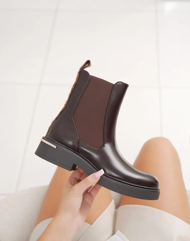 Bottines marron vernies style chelsea à effet croco et détail argenté