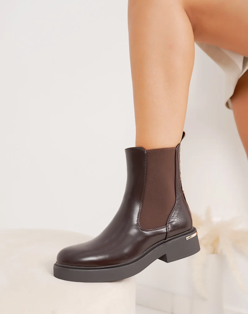 Bottines marron vernies style chelsea à effet croco et détail argenté