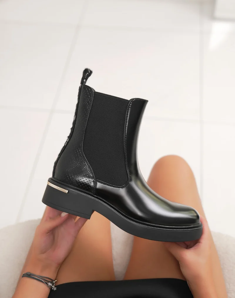 Bottines noires vernies style chelsea à effet croco et détail argenté