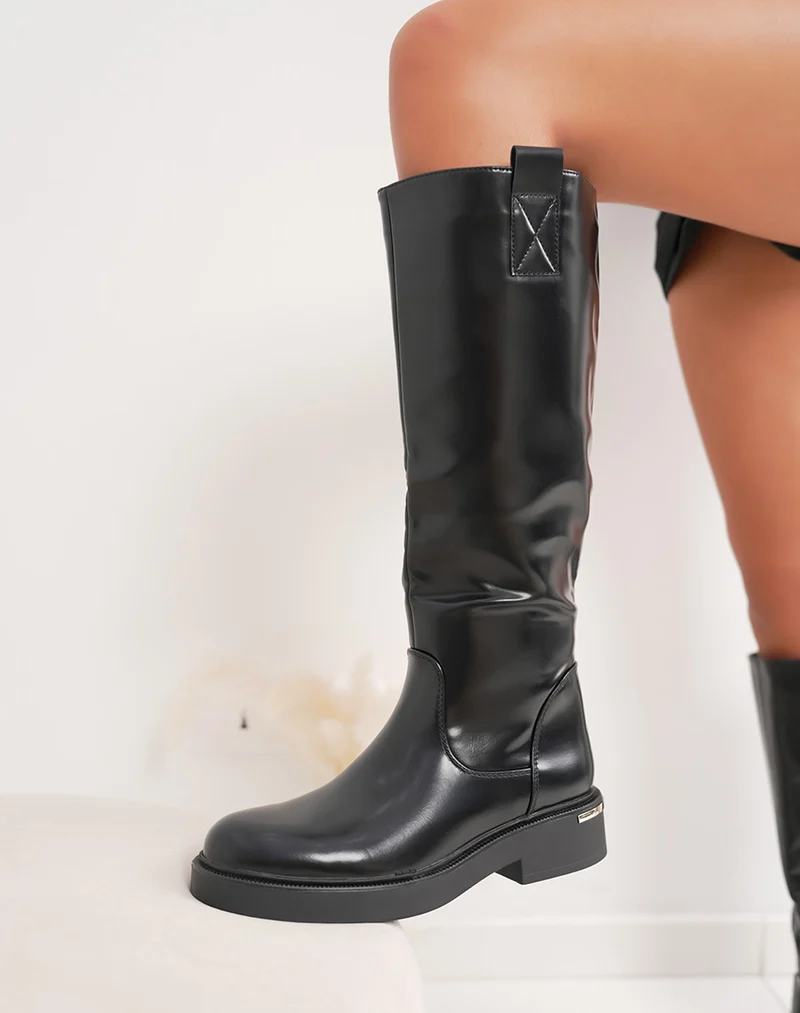 Bottes noires vernies à bout rond et détails dorés