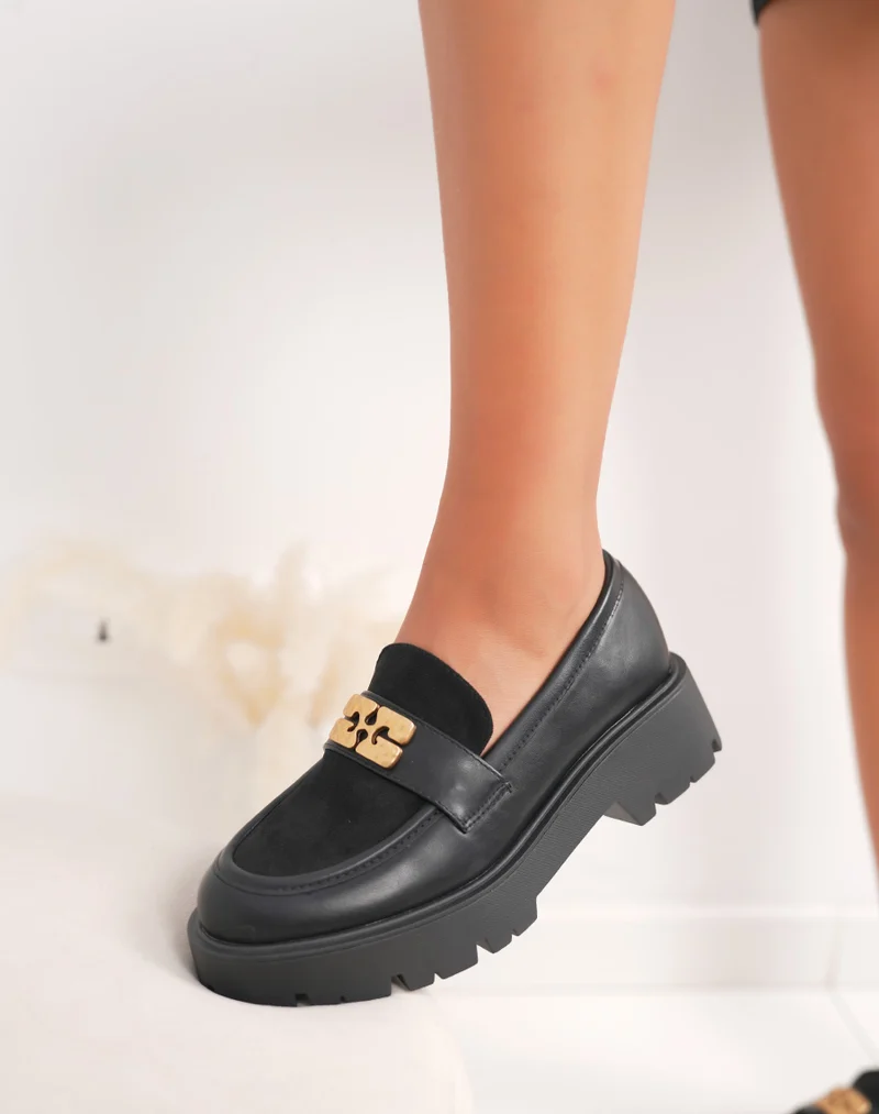 Mocassins noirs bi-matière avec bijou doré