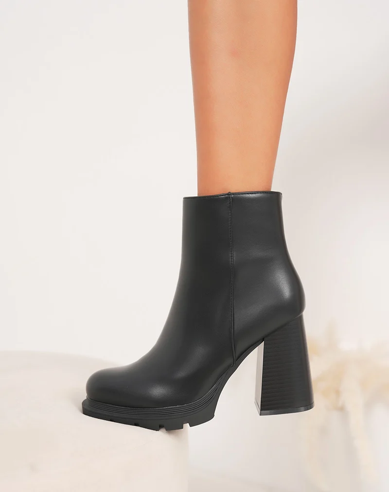 Bottines noires à talon épais carré – Élégance & stabilité