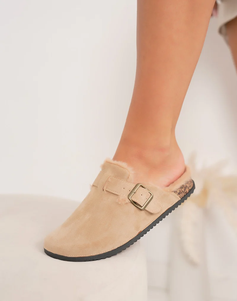 Mules beiges fourrées avec sangle décorative