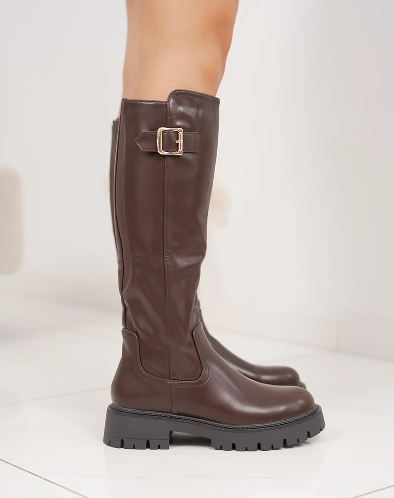Bottes marron à semelle crantée et boucle dorée