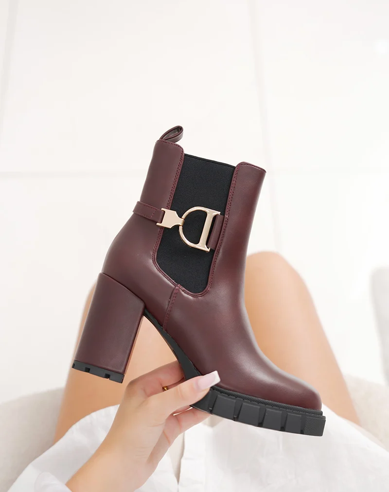 Bottines femme bordeaux style Chelsea à talons hauts avec détail doré et semelle crantée