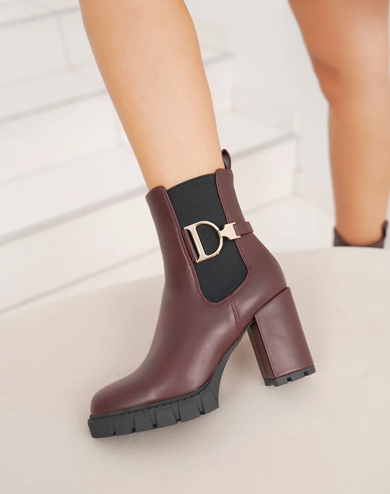 Bottines femme bordeaux style Chelsea à talons hauts avec détail doré et semelle crantée