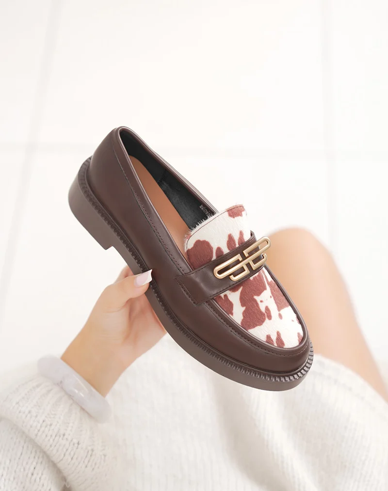 Mocassins marron à détails vachette et bijou doré