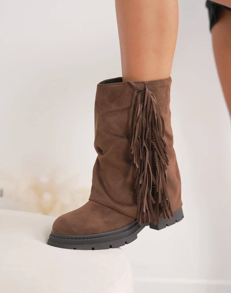 Bottines marron en suédine à franges et semelle crantée