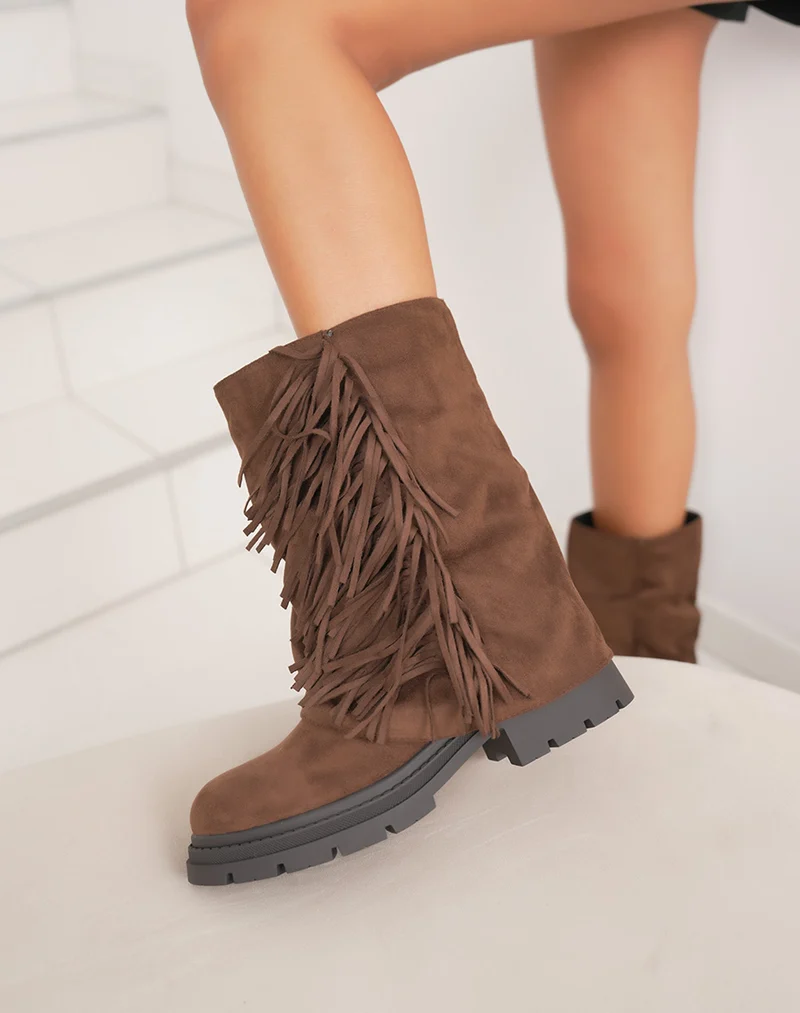 Bottines marron en suédine à franges et semelle crantée
