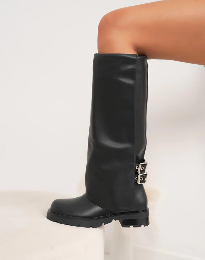 Bottes noires à revers avec boucles argentées et semelle crantée