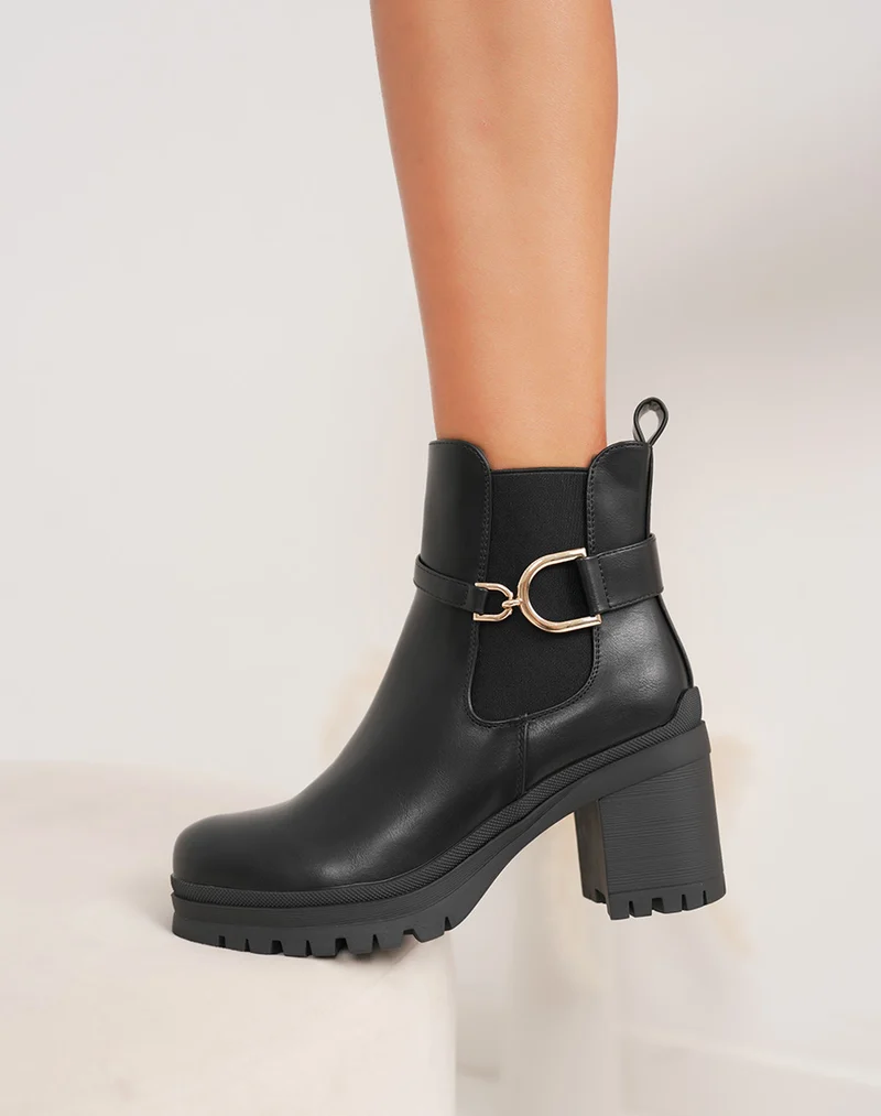 Bottines noires chelsea à talon moyen et boucle dorée