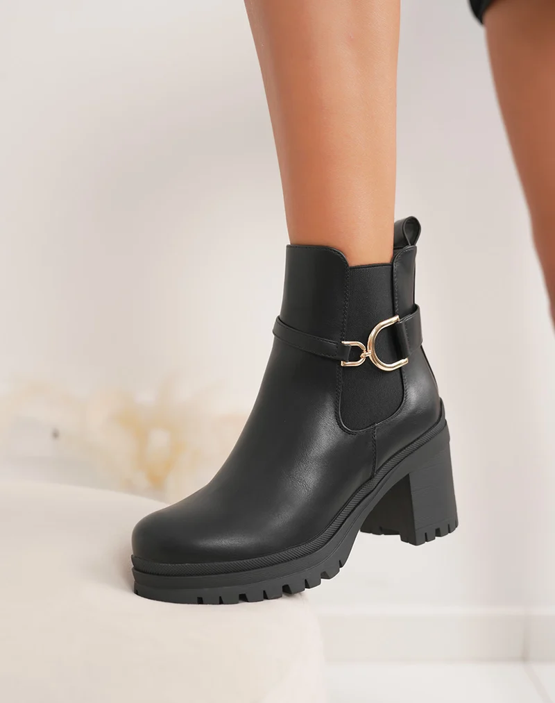 Bottines noires chelsea à talon moyen et boucle dorée