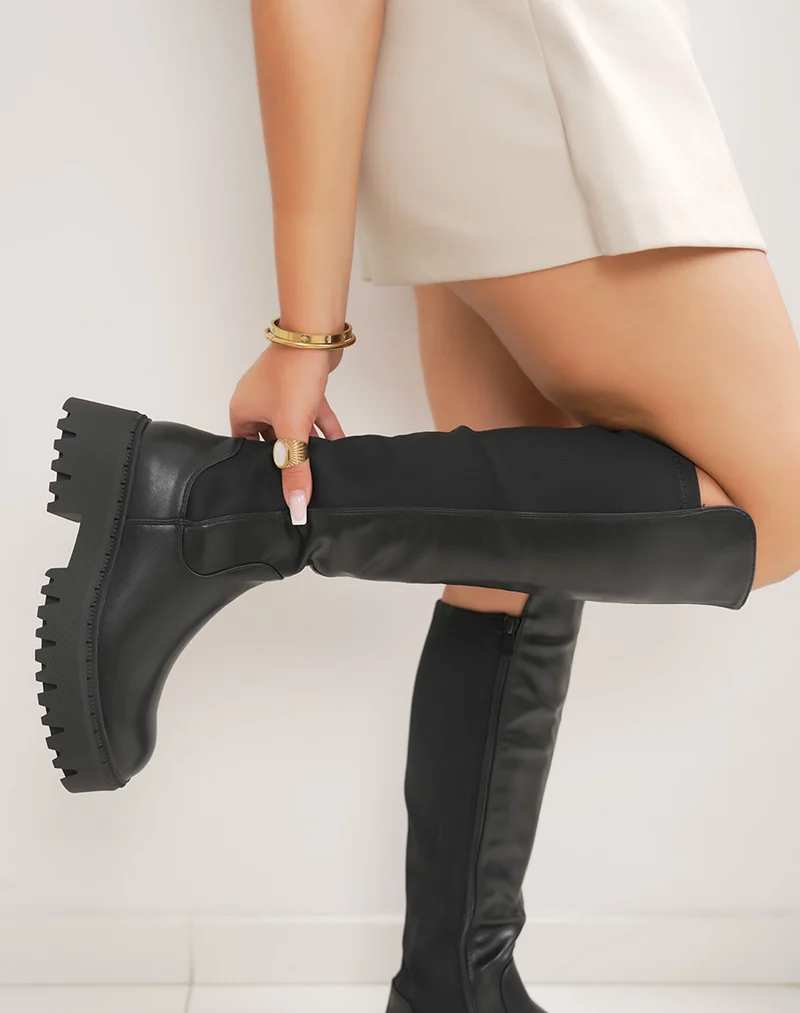 Bottes noires bi-matière à semelle épaisse crantée