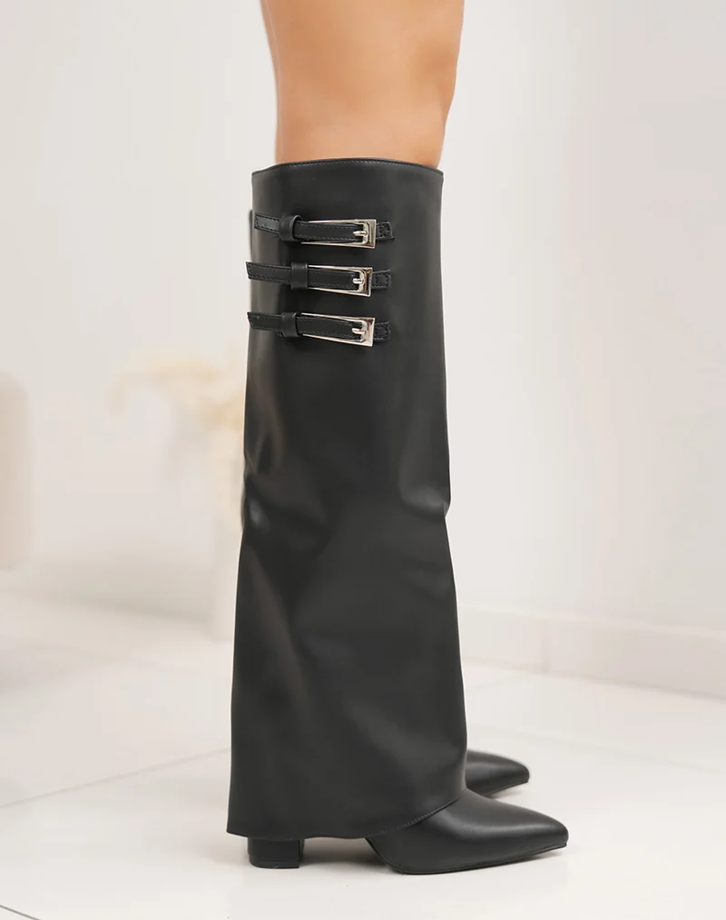 Bottes noires à talon haut avec trois boucles décoratives