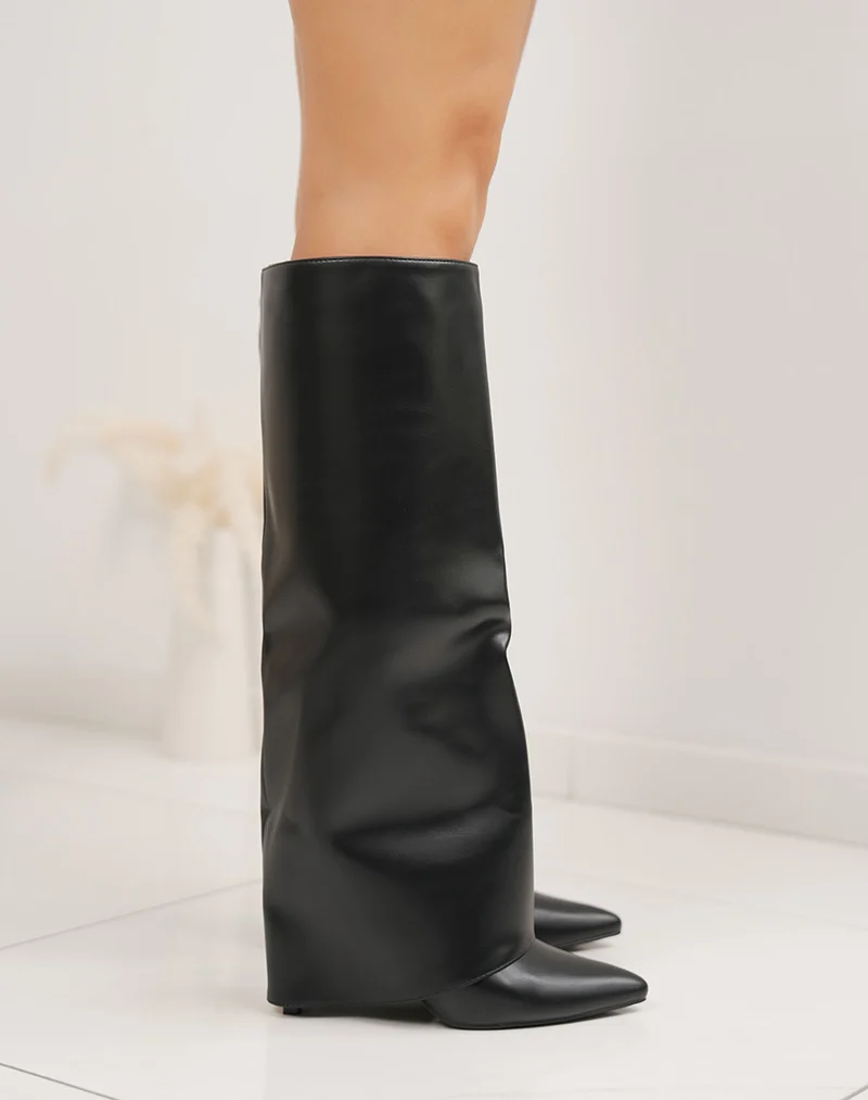 Bottes noires à revers, bout pointu et talons aiguilles élégants