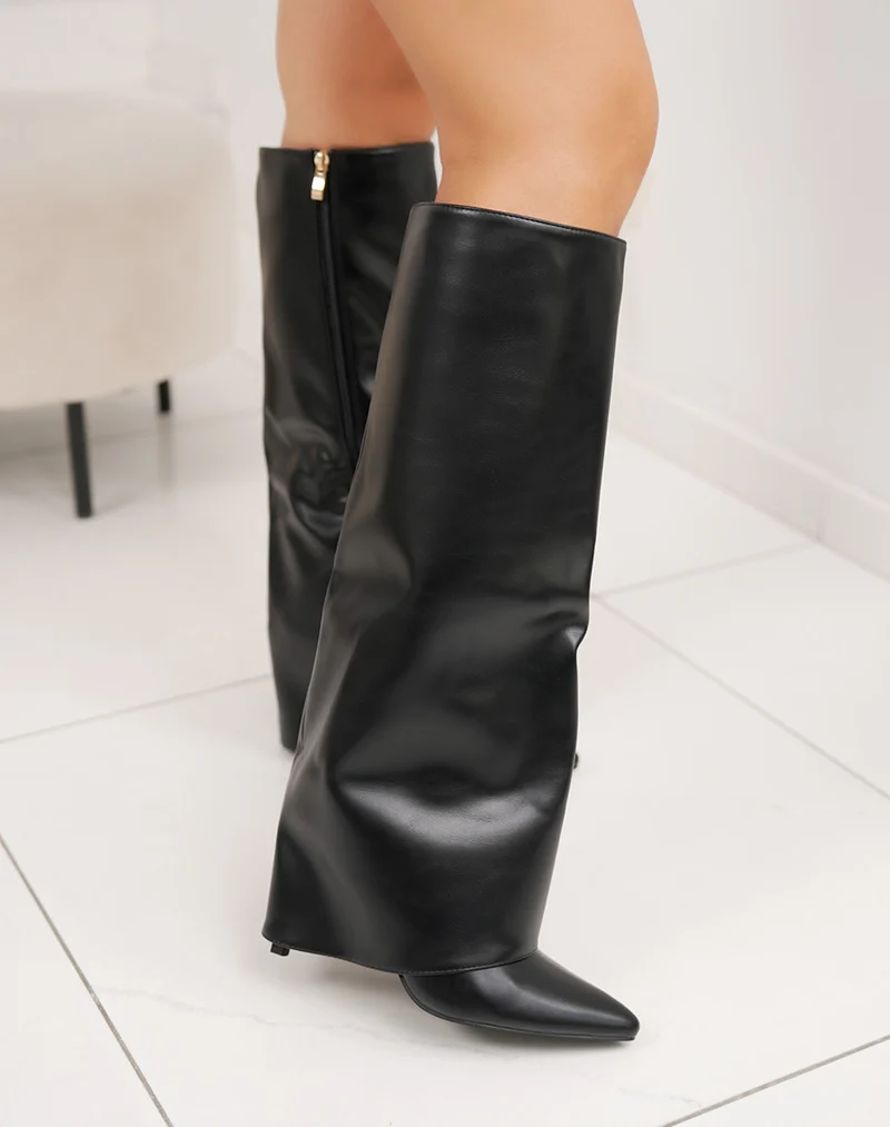 Bottes noires à revers, bout pointu et talons aiguilles élégants