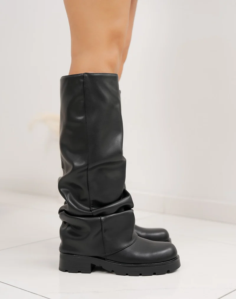 Bottes noires à semelles crantées avec revers et doublure chaude