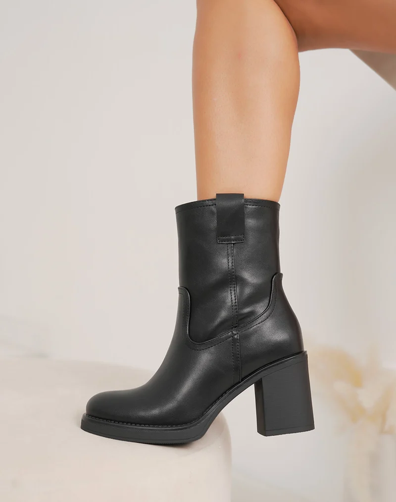 Bottines noires fourrées à talon carré et à bout rond