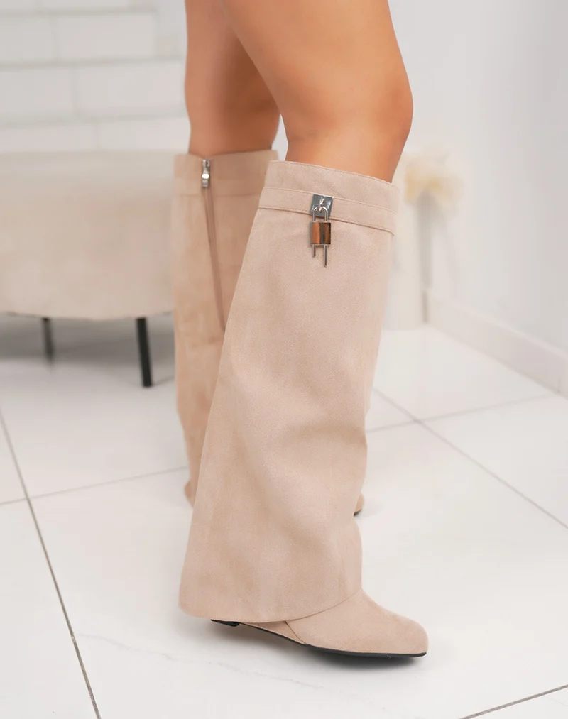Bottes beige en suédine à talon compensé – Boucle cadenas argentée