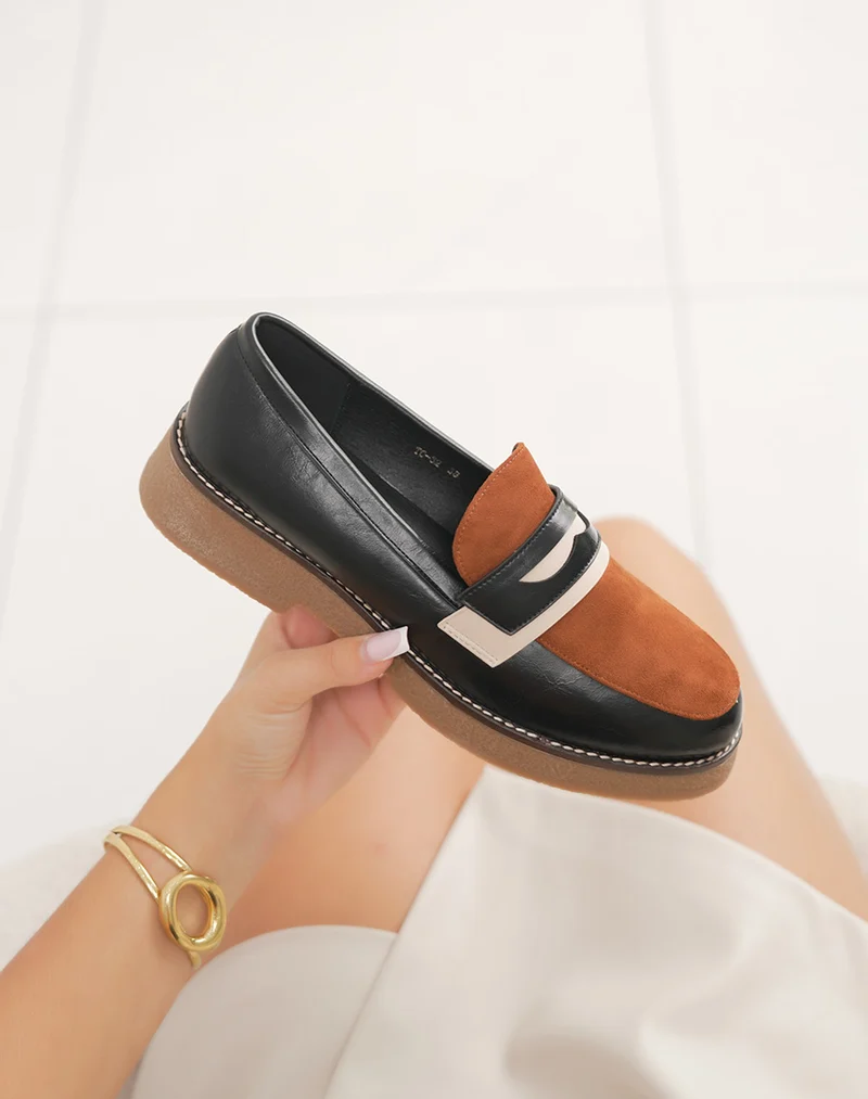 Mocassins femme noirs élégants avec empiècement camel et semelle marron claire