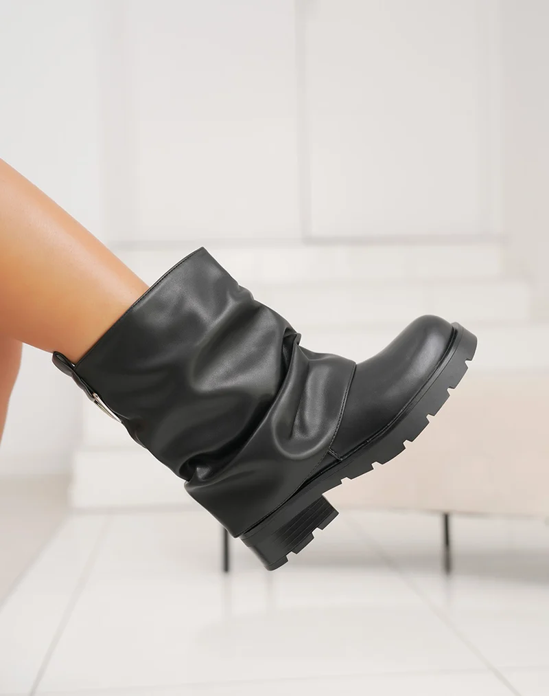 Bottines femme noires à revers plié tendance avec semelle crantée épaisse
