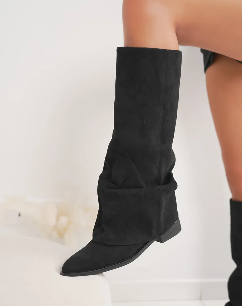Bottes femme noires élégantes en suédine à bout pointu et talon plat